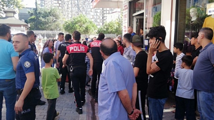 Esenyurt’ta komşular birbirine girdi, genç kız bıçakla yaralandı