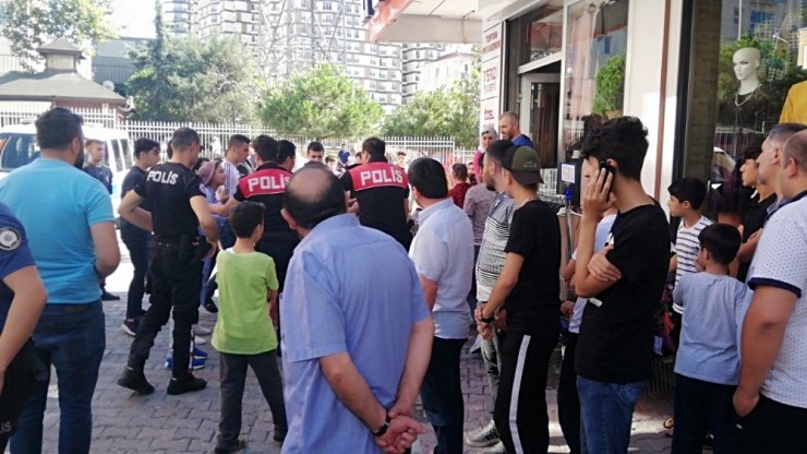 Esenyurt’ta komşular birbirine girdi, genç kız bıçakla yaralandı