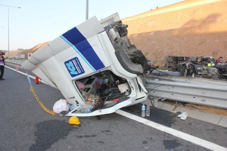 Kuzey Marmara Otoyolu’nda tır ile kamyon çarpıştı: 2 yaralı