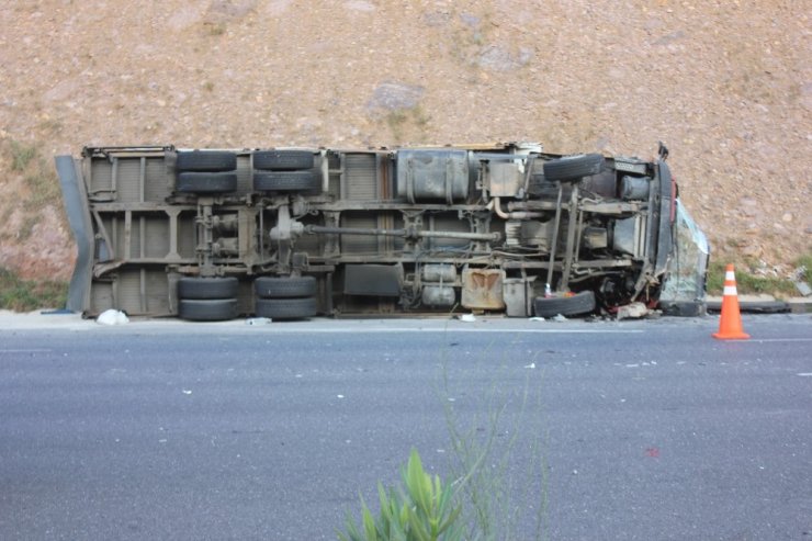 Kuzey Marmara Otoyolu’nda tır ile kamyon çarpıştı: 2 yaralı