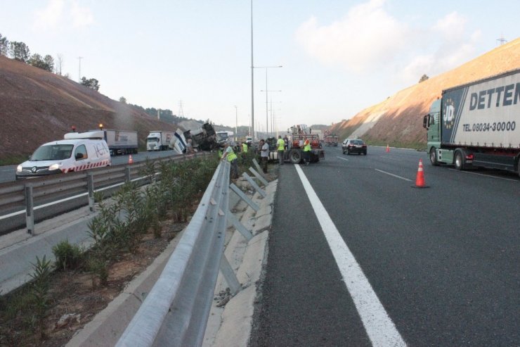 Kuzey Marmara Otoyolu’nda tır ile kamyon çarpıştı: 2 yaralı