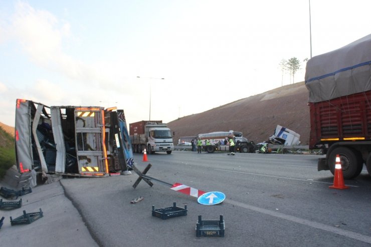 Kuzey Marmara Otoyolu’nda tır ile kamyon çarpıştı: 2 yaralı