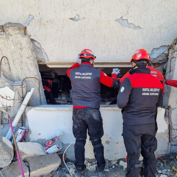 kartaldan-giden-arama-kurtarma-ekibi-enkazdan-4-kisiyi-sag-cikardi-5-600x600.jpg