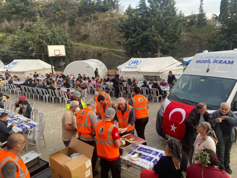 kartal-belediyesi-deprem-bolgesi-hatayda-iftar-yemegi-vermeye-devam-ediyor-1-800x600.jpg