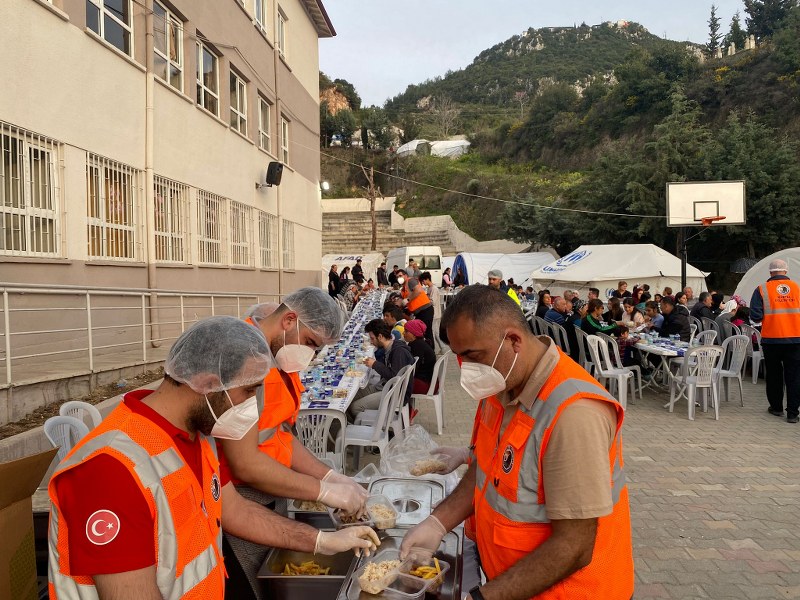kartal-belediyesi-deprem-bolgesi-hatayda-iftar-yemegi-vermeye-devam-ediyor-6-800x600.jpg