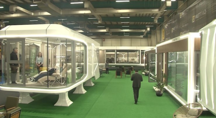 YENİ TEKNOLOJİLERLE DONATILMIŞ KARAVANLAR VE TAŞINABİLİR EVLER GÖRÜCÜYE ÇIKTI