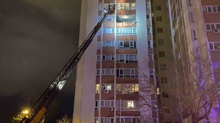 BEŞİKTAŞ’TA BİR DAİREDE YAŞANAN PATLAMA SONRASI YANGIN ÇIKTI