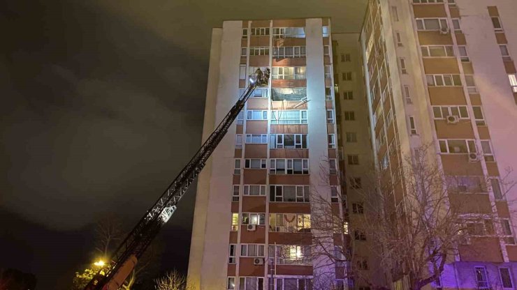 BEŞİKTAŞ’TA BİR DAİREDE YAŞANAN PATLAMA SONRASI YANGIN ÇIKTI