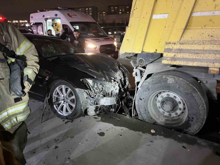 ZEYTİNBURNU E-5’TE OTOMOBİL POLİS ARACINA ÇARPTI: 3 YARALI