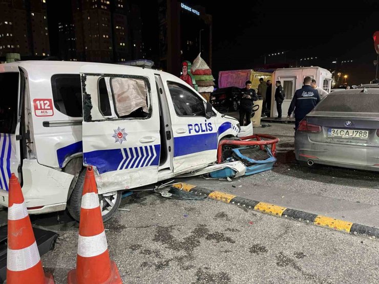 ZEYTİNBURNU E-5’TE OTOMOBİL POLİS ARACINA ÇARPTI: 3 YARALI