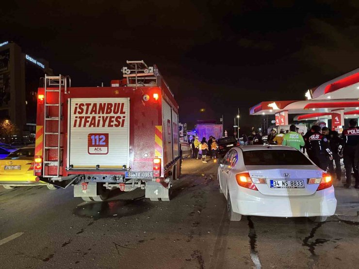 ZEYTİNBURNU E-5’TE OTOMOBİL POLİS ARACINA ÇARPTI: 3 YARALI