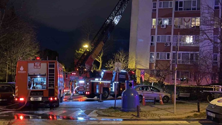 BEŞİKTAŞ’TA BİR DAİREDE YAŞANAN PATLAMA SONRASI YANGIN ÇIKTI