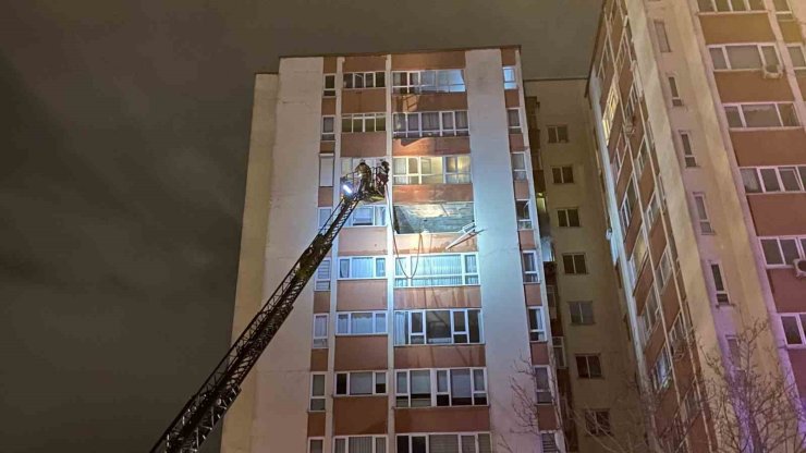 BEŞİKTAŞ’TA BİR DAİREDE YAŞANAN PATLAMA SONRASI YANGIN ÇIKTI