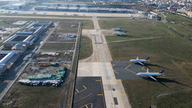 ATATÜRK HAVALİMANI’NDA PİSTLERİN KALAN KISMI UÇAK PARKI OLDU