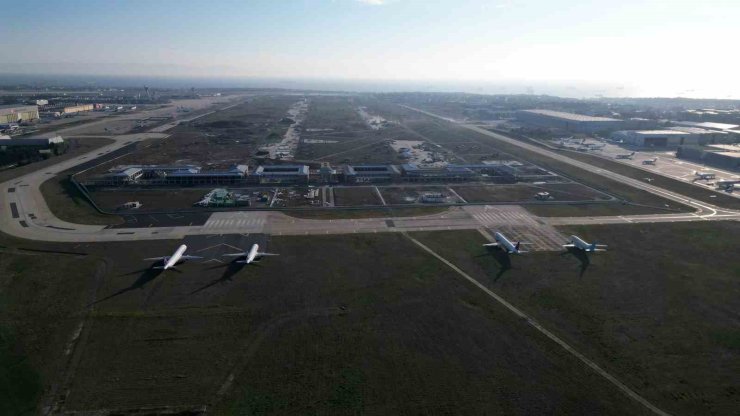 ATATÜRK HAVALİMANI’NDA PİSTLERİN KALAN KISMI UÇAK PARKI OLDU