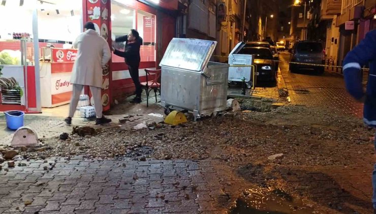 KADIKÖY’DE KANALİZASYON BORUSU PATLADI, BİR DÜKKAN ZARAR GÖRDÜ