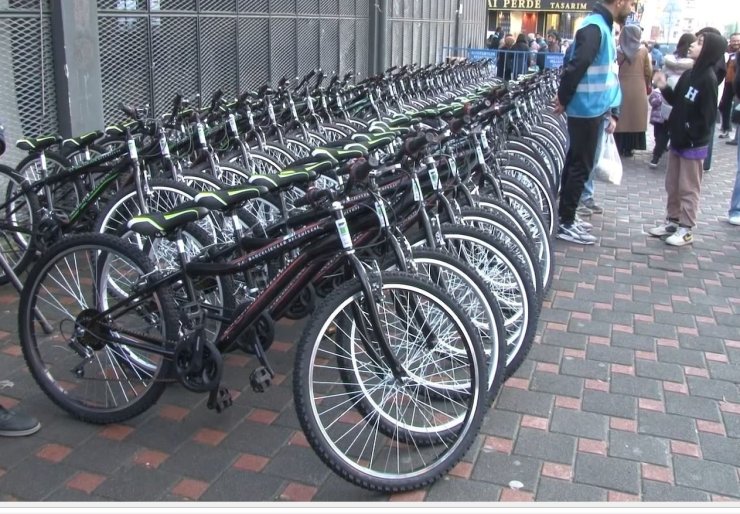 BAHÇELİEVLER BELEDİYESİ, ÇEKİLİŞLE 100 ADET BİSİKLET HEDİYE ETTİ