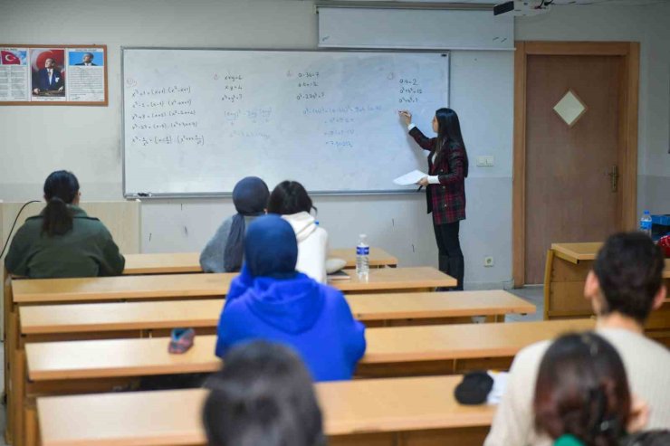 SINAV YOLUNDA GENÇLERE ESENYURT BELEDİYESİ’NDEN EĞİTİM DESTEĞİ