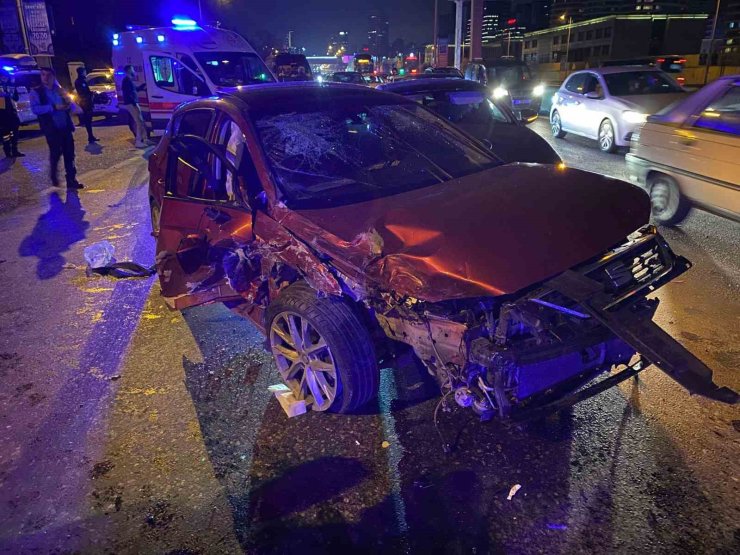 ÜSKÜDAR’DA 3 ARAÇLI ZİNCİRLEME KAZA: 5 YARALI