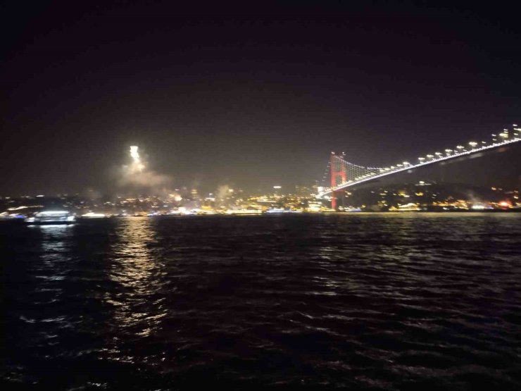 İSTANBUL BOĞAZI’NDA HAVAİ FİŞEKLİ YENİ YIL COŞKUSU