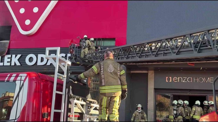 ÇEKMEKÖY’DE MOBİLYA MAĞAZASINDA YANGIN: 1 KİŞİ HASTANEYE KALDIRILDI