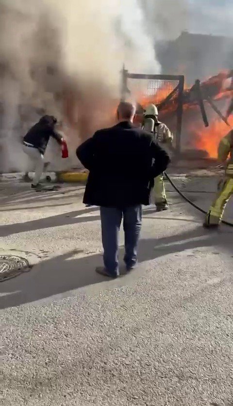 SULTANBEYLİ’DE BARAKA YANGINI: ALEVLER PARK HALİNDEKİ ARACA SIÇRADI