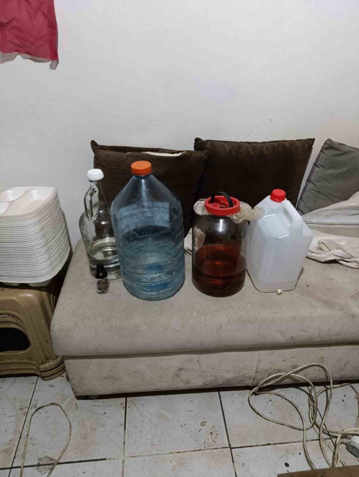 BAYRAMPAŞA’DA SAHTE İÇKİ İMALATHANESİNE BASKIN: 1 GÖZALTI