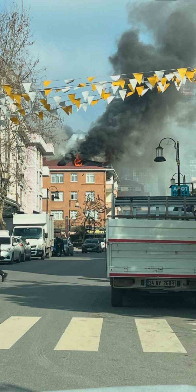 MALTEPE’DE ÇATI YANGINI: 1 AĞIR YARALI
