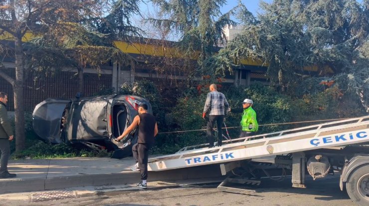 ESENLER’DE OTOMOBİLİN MAKAS ATARKEN ÇARPTIĞI ARAÇ TAKLA ATTI: 6 YARALI