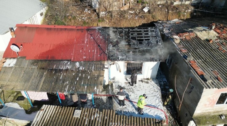 SULTANGAZİ’DE PATLAYAN TÜP GECEKONDUYU KÜLE ÇEVİRDİ