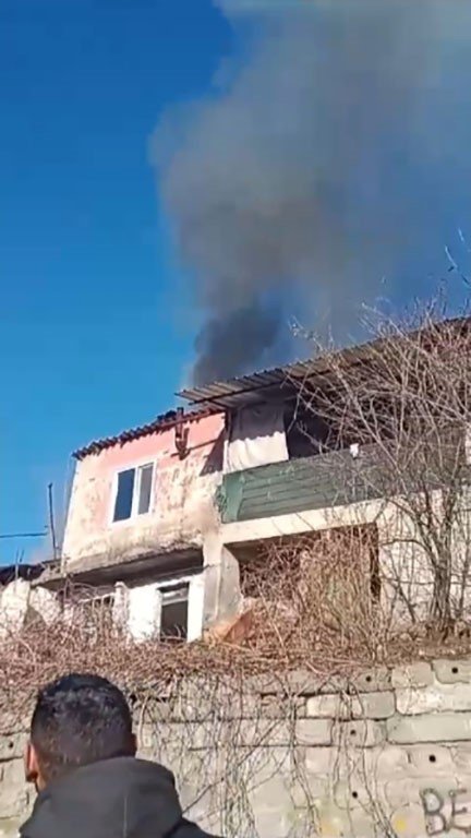 SULTANGAZİ’DE PATLAYAN TÜP GECEKONDUYU KÜLE ÇEVİRDİ