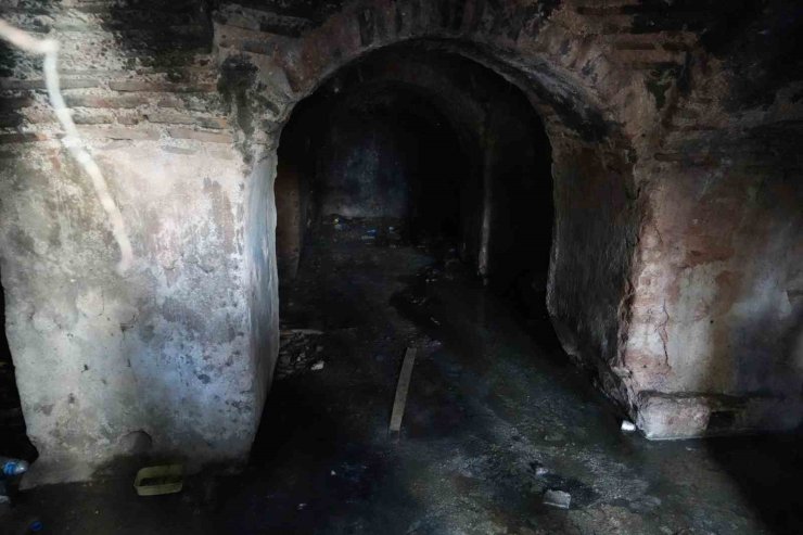 BİN 500 YILLIK BİZANS DÖNEMİ SARNICI HARABEYE DÖNDÜ: KEMERLERİ GARAJ KAPISI GİBİ KAPATILDI