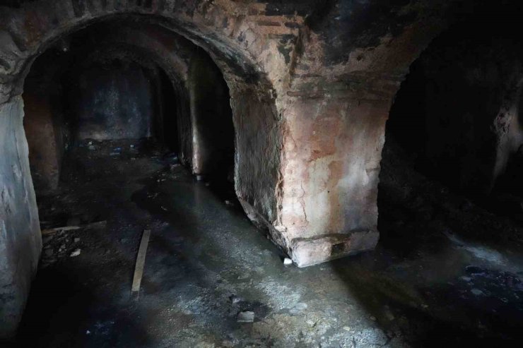 BİN 500 YILLIK BİZANS DÖNEMİ SARNICI HARABEYE DÖNDÜ: KEMERLERİ GARAJ KAPISI GİBİ KAPATILDI