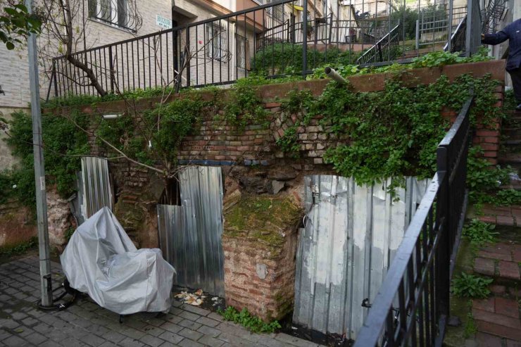 BİN 500 YILLIK BİZANS DÖNEMİ SARNICI HARABEYE DÖNDÜ: KEMERLERİ GARAJ KAPISI GİBİ KAPATILDI