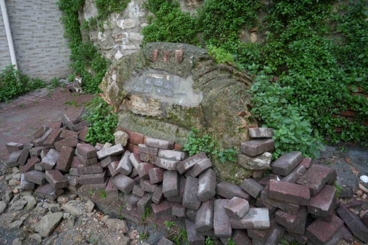 BİN 500 YILLIK BİZANS DÖNEMİ SARNICI HARABEYE DÖNDÜ: KEMERLERİ GARAJ KAPISI GİBİ KAPATILDI