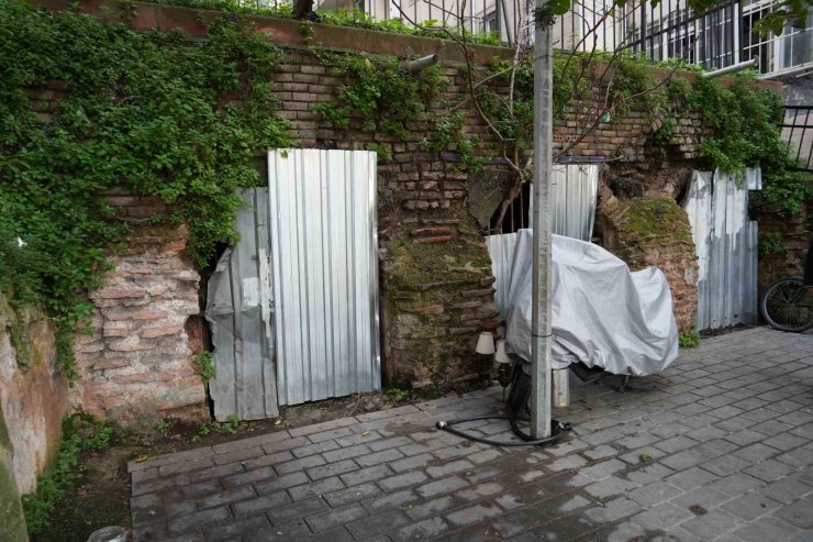 BİN 500 YILLIK BİZANS DÖNEMİ SARNICI HARABEYE DÖNDÜ: KEMERLERİ GARAJ KAPISI GİBİ KAPATILDI