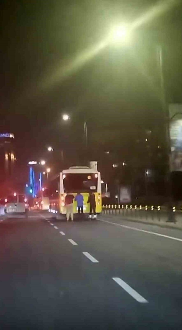 MOTOSİKLETİN PLAKASINI KASKINA TAKTI, O ŞEKİLDE TRAFİĞE ÇIKTI