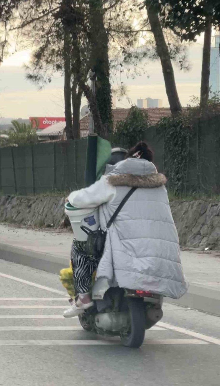 MOTOSİKLETİN PLAKASINI KASKINA TAKTI, O ŞEKİLDE TRAFİĞE ÇIKTI