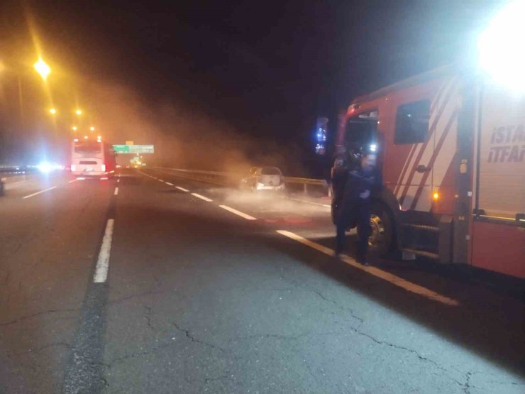 ÜMRANİYE’DE SEYİR HALİNDEYKEN YANAN OTOMOBİL KULLANILAMAZ HALE GELDİ