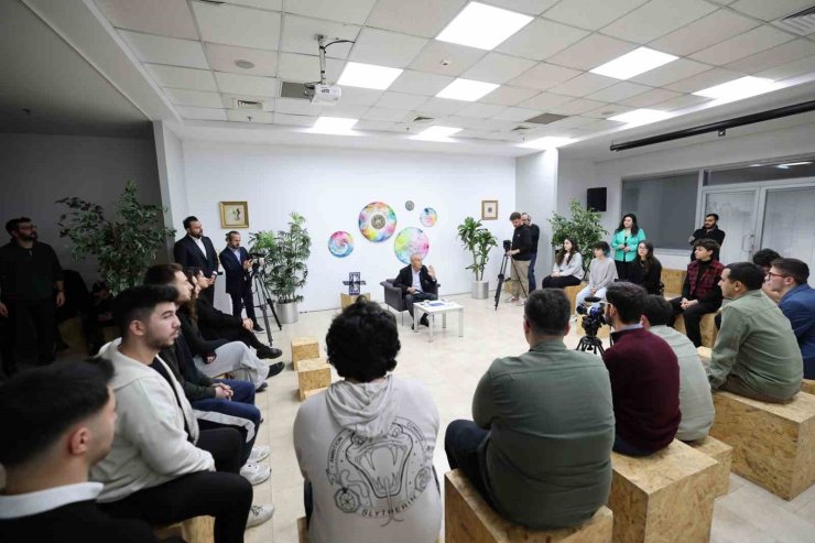 KÜÇÜKÇEKMECE BELEDİYE BAŞKANI KEMAL ÇEBİ GENÇLERLE BULUŞTU