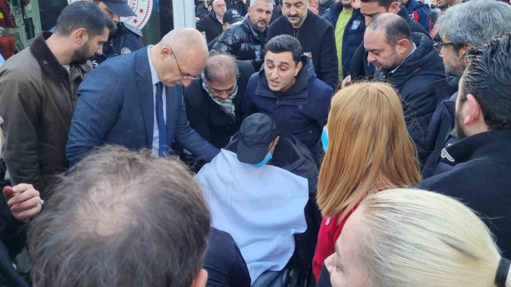 VÜCUDUNDAKİ KIRIKLARA ALDIRMADI, ÖZEL İZİNLE EŞİ VE 2 ÇOCUĞUNU SON YOLCULUKLARINA UĞURLADI