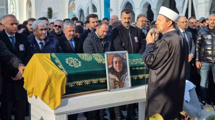 VÜCUDUNDAKİ KIRIKLARA ALDIRMADI, ÖZEL İZİNLE EŞİ VE 2 ÇOCUĞUNU SON YOLCULUKLARINA UĞURLADI