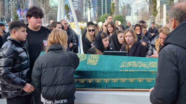 VÜCUDUNDAKİ KIRIKLARA ALDIRMADI, ÖZEL İZİNLE EŞİ VE 2 ÇOCUĞUNU SON YOLCULUKLARINA UĞURLADI