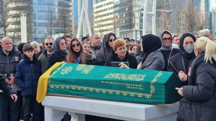 VÜCUDUNDAKİ KIRIKLARA ALDIRMADI, ÖZEL İZİNLE EŞİ VE 2 ÇOCUĞUNU SON YOLCULUKLARINA UĞURLADI