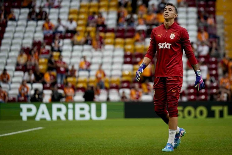 FERNANDO MUSLERA REKOR İÇİN SAHADA