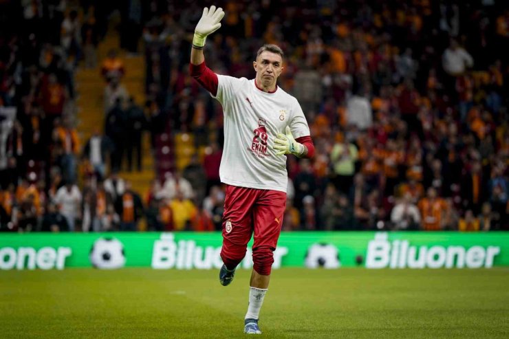 FERNANDO MUSLERA REKOR İÇİN SAHADA