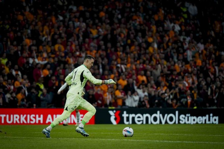 FERNANDO MUSLERA REKOR İÇİN SAHADA