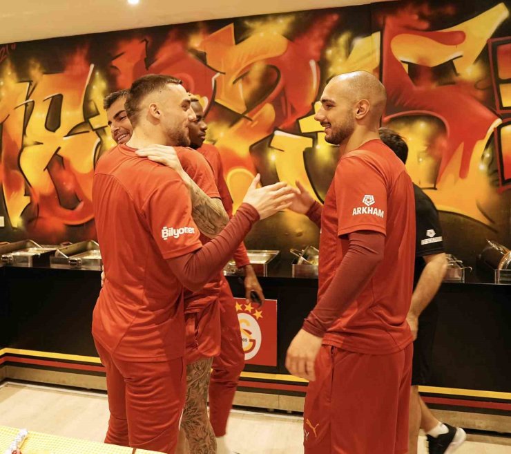 GALATASARAY’DA, BERKAN KUTLU’NUN DOĞUM GÜNÜ KUTLANDI