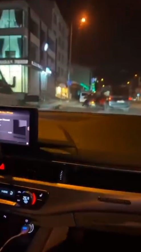 TERS YÖNE DÖNMEYE ÇALIŞIRKEN MOTORLU KURYEYE ÇARPTI, KAZA ANI KAMERADA