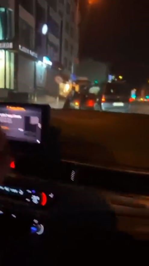 TERS YÖNE DÖNMEYE ÇALIŞIRKEN MOTORLU KURYEYE ÇARPTI, KAZA ANI KAMERADA